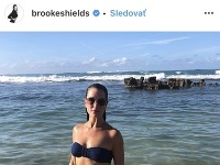 Brooke Shields vyzerá v plavkách fantasticky. 