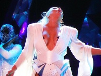 Christina Aguilera si prelepila bradavky čiernou páskou. 