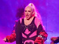Christina Aguilera sa v Las Vegas predviedla  s blikajúcimi srdiečkami na intímnych miestach. 