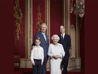 Kráľovná na novoročnej fotografii pózuje s troma následníkmi trónu.
