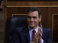 Parlament v hlasovaní potvrdil novú vládu premiéra Sáncheza.
