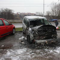 Auto podpálili na parkovisku.