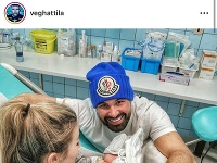 Attila Végh sa na Instagrame pochválil fotkou z pôrodnej sály. Stal sa z neho otec malého Attilu.