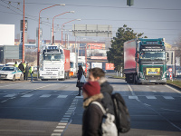 Pohľad na kamióny na Rožňavskej ulici