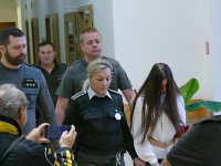 Na snímke vpravo Judita pred hlavným pojednávaním v konaní vedenom pre obzvlášť závažný zločin vraždy kamaráta Tomáša na Okresnom súde v Žiline.