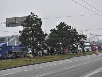 Štrajkujúci blokujú úsek medzi Košicami a Haniskou.