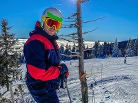 Tomáš Bezdeda si aktuálne užíva lyžovačku na Martinských holiach.