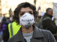 Tisíce Austrálčanov protestujú proti klimatickej politike vlády.