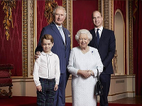 Princ Charles, princ William, princ George a kráľovná Alžbeta II.