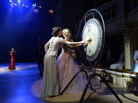 Ples úderom na gong otvorili športovkyne - lyžiarka Henrieta Farkašová a jej navádzačka Natália Šubrtová.