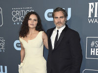 Joaquin Phoenix so svojou krásnou partnerkou. 