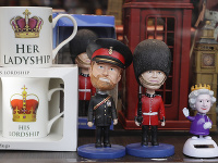 Postavičky znázorňujúce britskú kráľovnú Alžbetu II. (vpravo) a princa Harryho (vľavo) Postavičky znázorňujúce britskú kráľovnú Alžbetu II. (vpravo) a princa Harryho (vľavo)