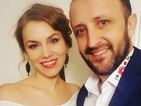 Ondrej Kandráč s manželkou čakajú tretie dieťa. Ondrej Kandráč s manželkou čakajú tretie dieťa.