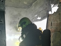 Hasiči zverejnili aj prvú fotografiu zo zdemolovaného bytu. Presné škody nateraz známe nie sú.