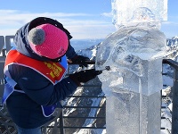Na snímke účastník medzinárodných majstrovstiev v stavaní ľadových sôch Tatry Ice Master z Mongolska vyrezáva detaily sochy symbolizujúcej klimatické zmeny na Lomnickom štíte vo Vysokých Tatrách Na snímke účastník medzinárodných majstrovstiev v stavaní ľadových sôch Tatry Ice Master z Mongolska vyrezáva detaily sochy symbolizujúcej klimatické zmeny na Lomnickom štíte vo Vysokých Tatrách