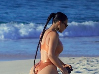 KIm Kardashian nafotili na pláži paparazzi. 