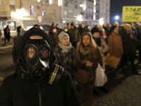 Belehradčania protestovali proti smogu s rúškami na tvárach.