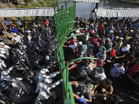 Mexické úrady zabránili viac ako 2000 migrantom vstúpiť do krajiny.