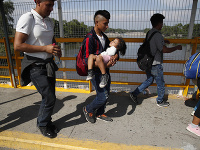 Mexické úrady zabránili viac ako 2000 migrantom vstúpiť do krajiny.