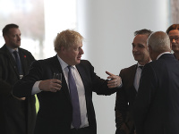 Britský premiér Boris Johnson (vľavo) sa rozpráva s nemeckým ministrom zahraničných vecí Heikom Maasom (uprostred) a generálnym tajomníkom Ligy Arabských štátov (LAŠ) Ahmedom Abúlom Gheitom (druhý sprava) počas summitu o Líbyi Britský premiér Boris Johnson (vľavo) sa rozpráva s nemeckým ministrom zahraničných vecí Heikom Maasom (uprostred) a generálnym tajomníkom Ligy Arabských štátov (LAŠ) Ahmedom Abúlom Gheitom (druhý sprava) počas summitu o Líbyi