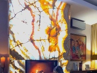 Na zábere z obývačky vidno obraz, ktorý zachytáva podobizeň malého Sanela. 