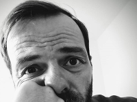 Lukáš Langmajer skočil pod vlak. Lukáš Langmajer skočil pod vlak.