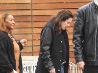 Ozzy Osbourne používa palicu na pomoc pri chôdzi, keď opúšťa Maxfield v západnom Hollywoode