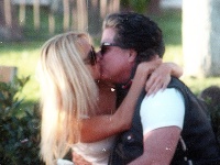 Pamela Anderson a Jon Peters spolu randili zhruba pred 30 rokmi. Pred časom sa z nich opäť stal zamilovaný pár a dnes z nich už sú manželia. 