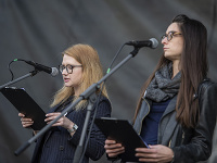 Karolína Farská a Eva Lavríková. Karolína Farská a Eva Lavríková.