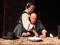 Dana Košická ako Kata a Ivan Krúpa ako Peter Jurga v novej inscenácii Jurgova Hana, ktorá je prvou premiérou Štátneho divadla Košice v roku 2020
