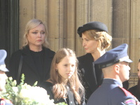 Dominika Gottová a Ivana Gottová na pohrebe Karla Gotta. 