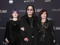 Ozzy Osbourne zavítal na párty s dcérou Kelly a manželkou Sharon. 