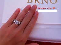 Nela Slováková mala na Ples jako Brno požičané diamantové prstene, ktorých cena bola 1,5 milióna českých korún.