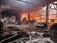 Hasičom sa už podarilo lokalizovať požiar výrobnej haly v Šuranoch