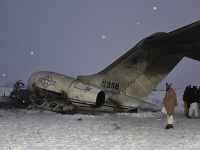 Na snímke trosky amerického lietadla typu Bombardier E-11A Na snímke trosky amerického lietadla typu Bombardier E-11A