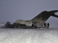 Na snímke trosky amerického lietadla typu Bombardier E-11A