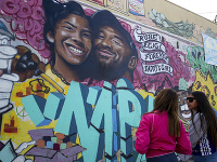 Street art umelci si uctili tragicky zosnulého Kobeho Bryanta s dcérou Giannou