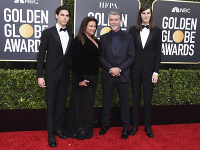 Pierce Brosnan s milovanou manželkou Keely Shaye Smith a synmi Dylanom a Parisom. 