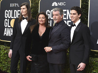 Pierce Brosnan s manželkou a synmi.