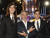 Pierce Brosnan so svojimi synmi. 
