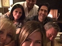 Jennifer Aniston v októbri 2019 zverejnila fotografiu s kolegami zo seriálu Priatelia. 