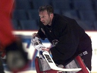 Brankár Buffala Sabres Dominik Hašek korčuľuje počas tréningu svojho klubu 20.mája 1999 pred nedeľňajším finálovým zápasom Východnej konferencie s Toronto Maple Leafs. 