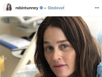 Robin Tunney sa vo svojich 47 rokoch stala dvojnásobnou mamičkou. Na instagrame zverejnila aj fotku z pôrodnice.