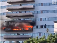Plamene sa rozšírili na siedmom poschodí 25-podlažnej budovy