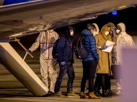 Evakuovaní Česi a Slováci po pristáti v českej metropole