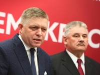 Robert Fico (vľavo) a Ján Richter v pozadí Robert Fico (vľavo) a Ján Richter v pozadí