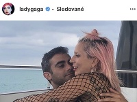 Lady Gaga sa pochválila na instagrame spoločnou fotkou so svojou láskou. 