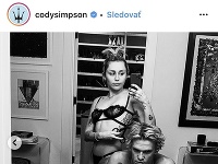 Miley Cyrus a Cody Simpson sa zvečnili vo chvíli, keď speváčka strihala svojmu frajerovi vlasy. 