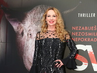 Hviezda filmu Diana Mórová si na premiéru obliekla tiež čierne šaty s hviezdami a súhvezdiami. 