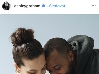Ashley Graham už na instagrame zverejnila fotku, ako dojčí svojho synčeka. 